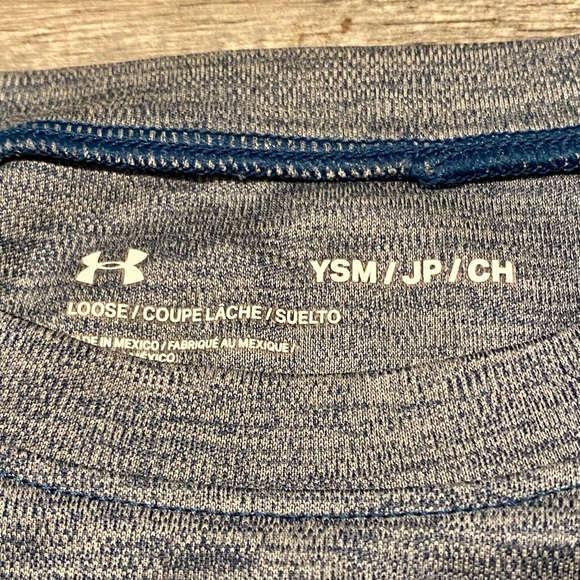 Boys size Small Under Armour moisture wicking tee - Picture 2 of 3